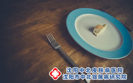 头皮上长了大片白色银屑该怎么治疗?