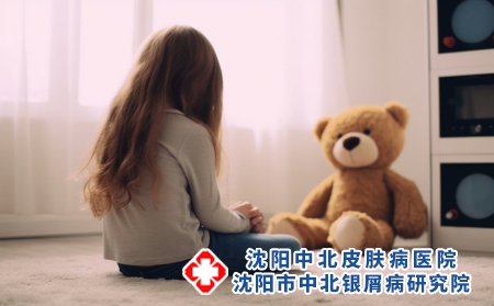 摄图网_600264324_一个在家孤单的女孩子（企业商用）