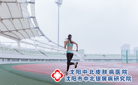 摄图网_500290298_青春活动女性操场跑步（企业商用）