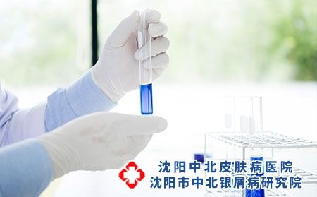 摄图网_302025774_在实验室工作的亚洲科学研究员持有测试管并使用化学制造进行液溶分析（企业商用）